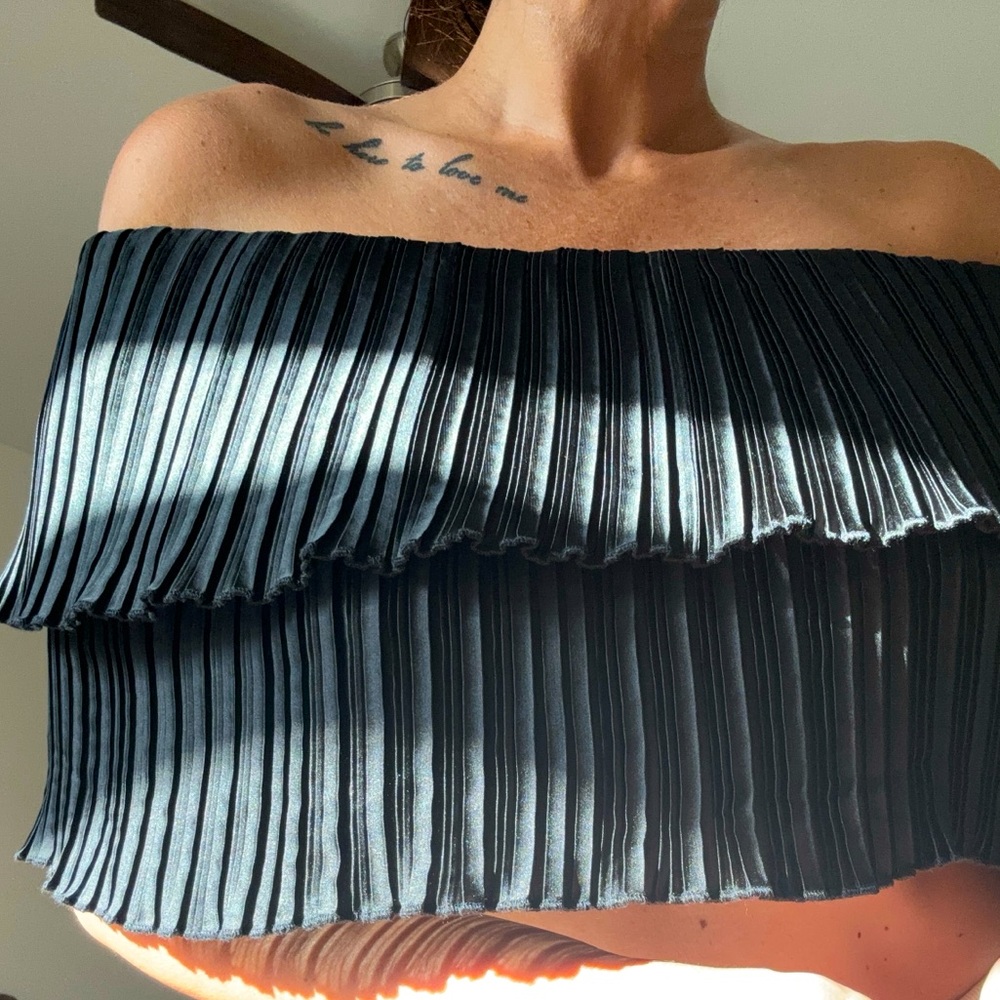 ASTR black off shoulder crop top size Small
